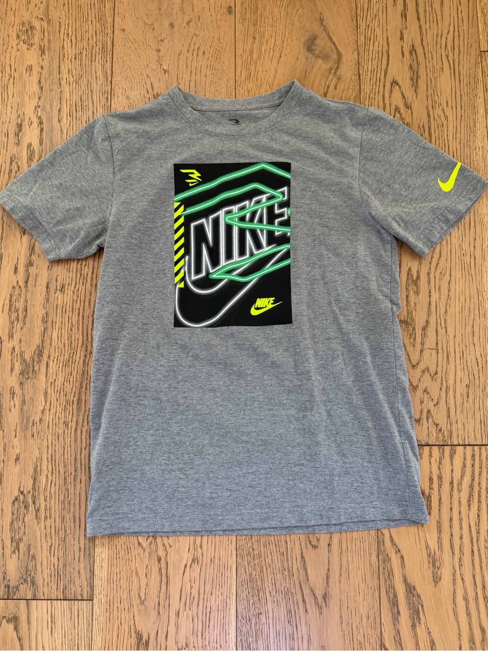 Nike Boys Short Sleeve Gray Logo T-shirt w/ Neon Yellow & Green Graphic Sz XL